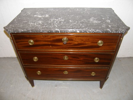 4031 - Komoda  pozdne gustaviansky styl  1930 s mramorem  86 x 45 cm V - 71 cm   - 8 900 kc